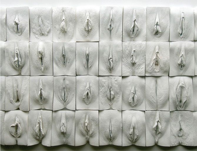 Um dos painéis que compõem o "Grande Mural da Vagina", do artista plástico inglês Jamie McCartney